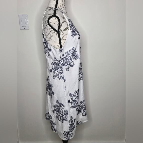 NWT  IZ BYER White and Navy Blue Floral Embroidered Halter Dress Keyhole Back XL - Picture 2 of 8